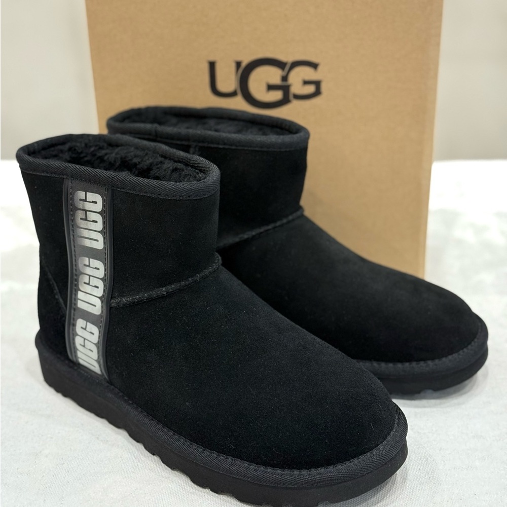 UGG Women's Classic Mini Side Logo II Color Black Size:6